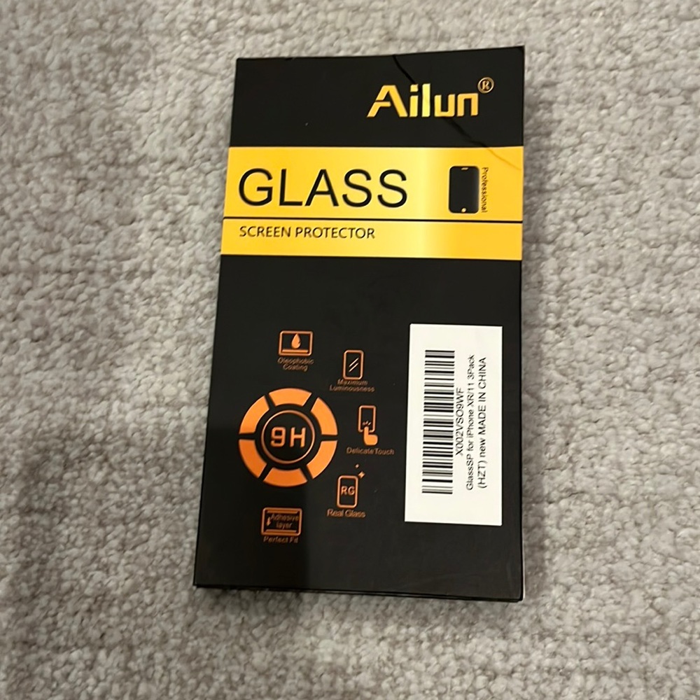 iphone xr screen protector with wet and dry cleaning wipes